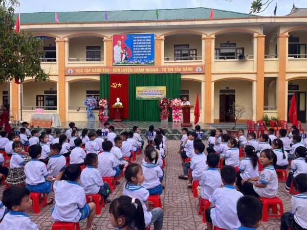 Ảnh học sinh tập trung