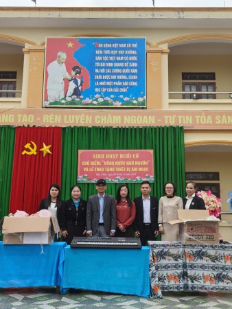 Ảnh trao tặng thiết bị âm nhạc