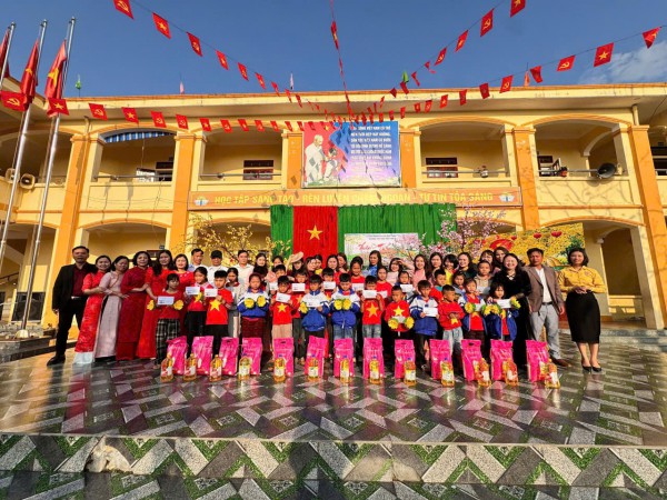 Ảnh tập thể cán bộ, giáo viên, ban đại diện cha mẹ học sinh cùng các em có hoàn cảnh khó khăn được trao tặng quà.