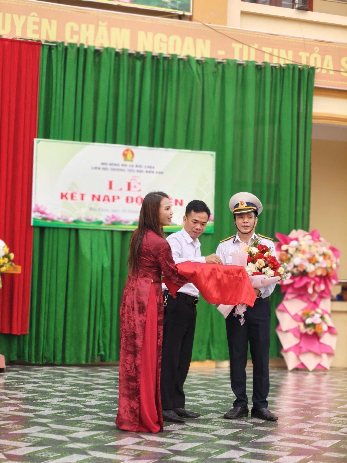 Ảnh Thầy Hoàng Văn Minh tặng hoa cho thầy Hoàng Văn Bắc