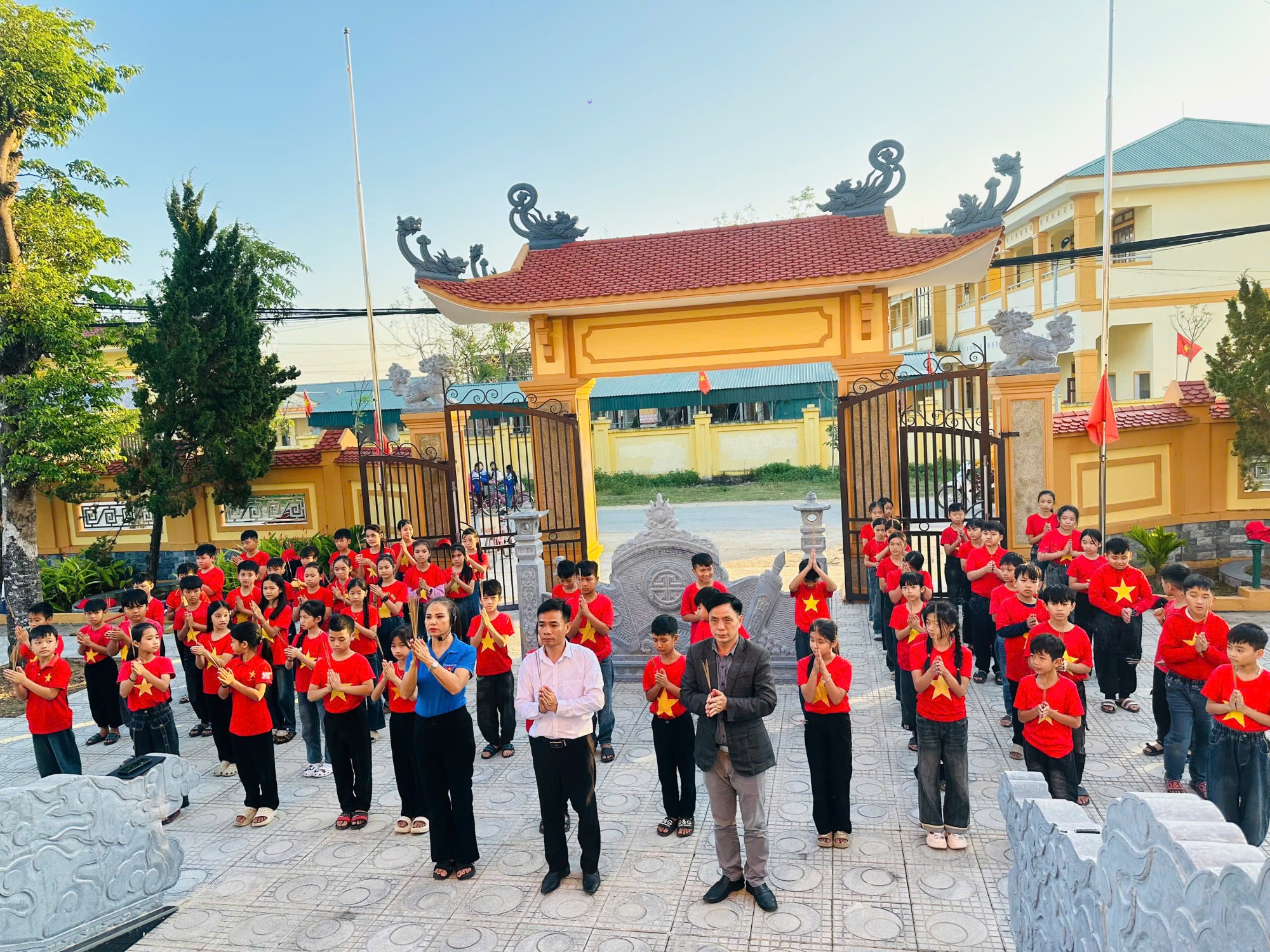 Ảnh thầy cô và học sinh dâng hương