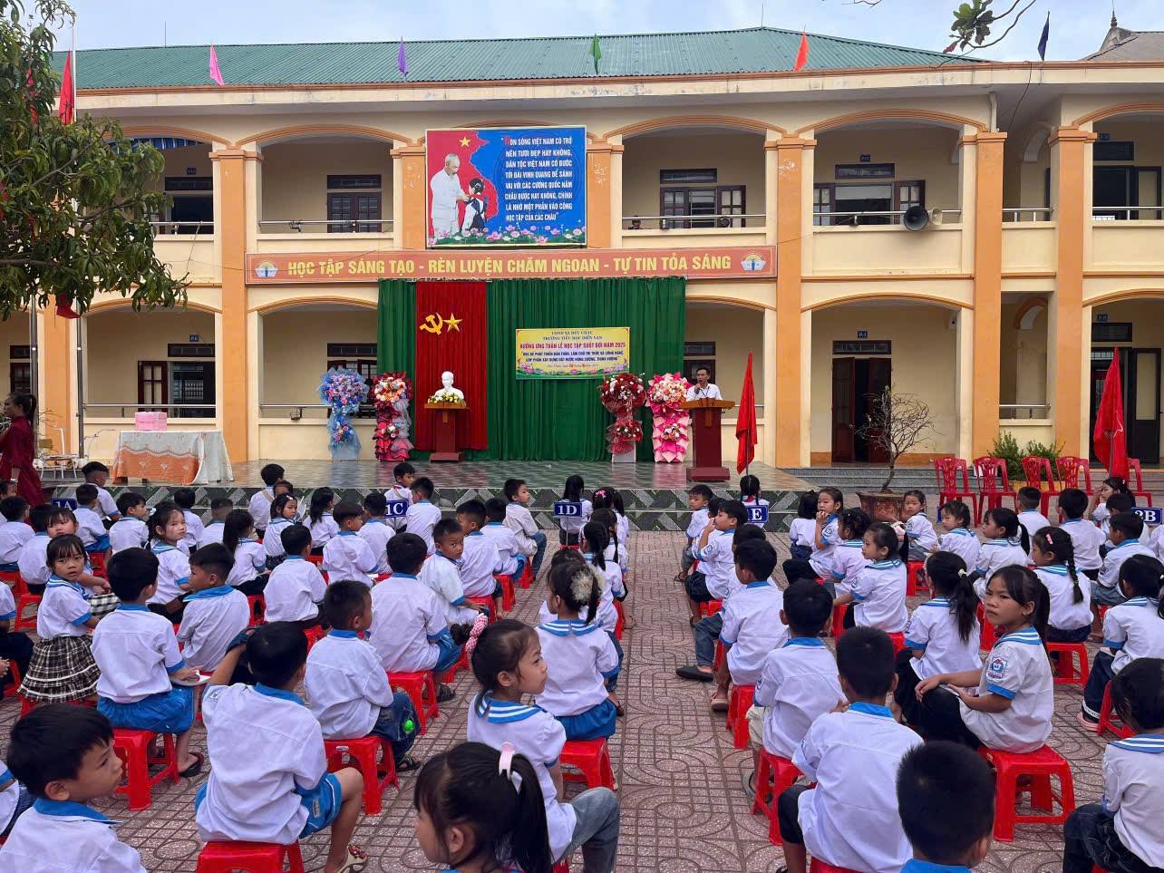 Ảnh học sinh tập trung